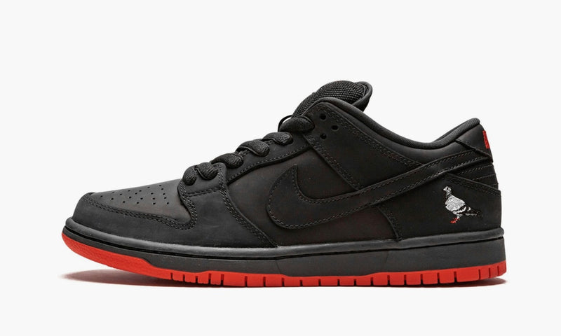 "Tênis SB Dunk Low - Grafite/Preto/Vermelho"