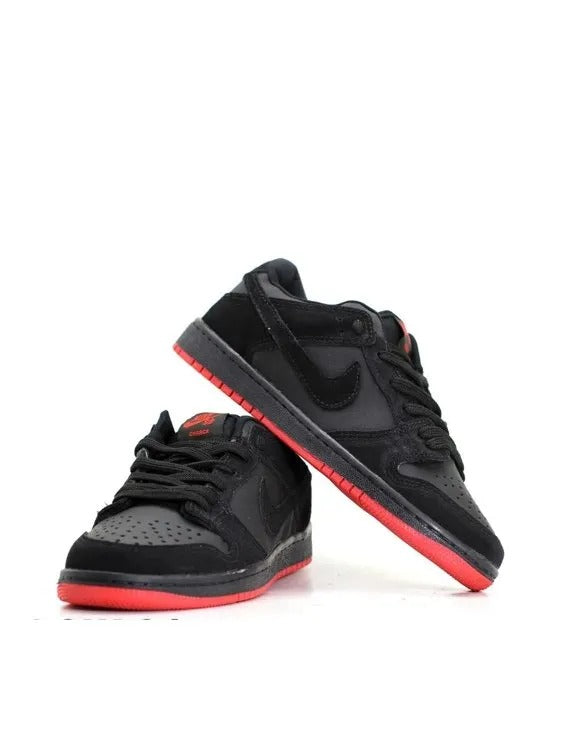 "Tênis SB Dunk Low - Grafite/Preto/Vermelho"