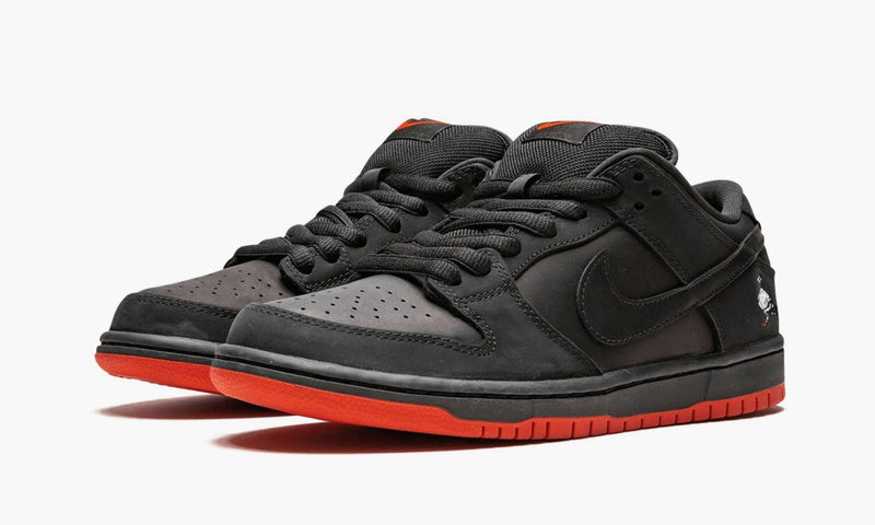 "Tênis SB Dunk Low - Grafite/Preto/Vermelho"