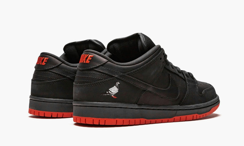 "Tênis SB Dunk Low - Grafite/Preto/Vermelho"